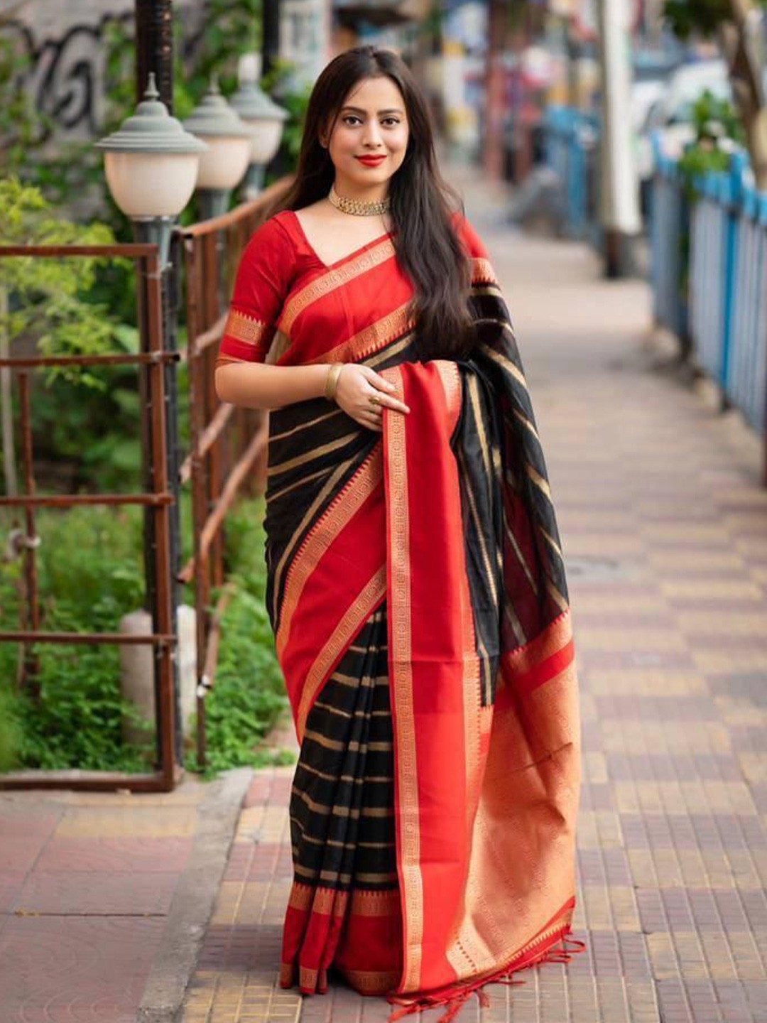 

NIWAA Striped Zari Woven Banarasi Saree, Black
