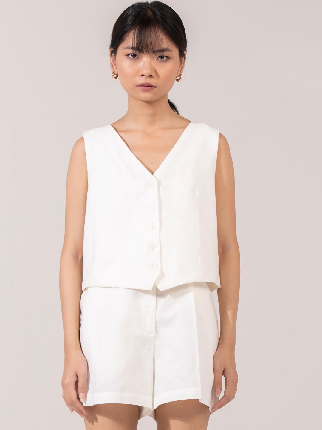 

BOTNIA V-Neck Sleeveless Shirt & Shorts, White