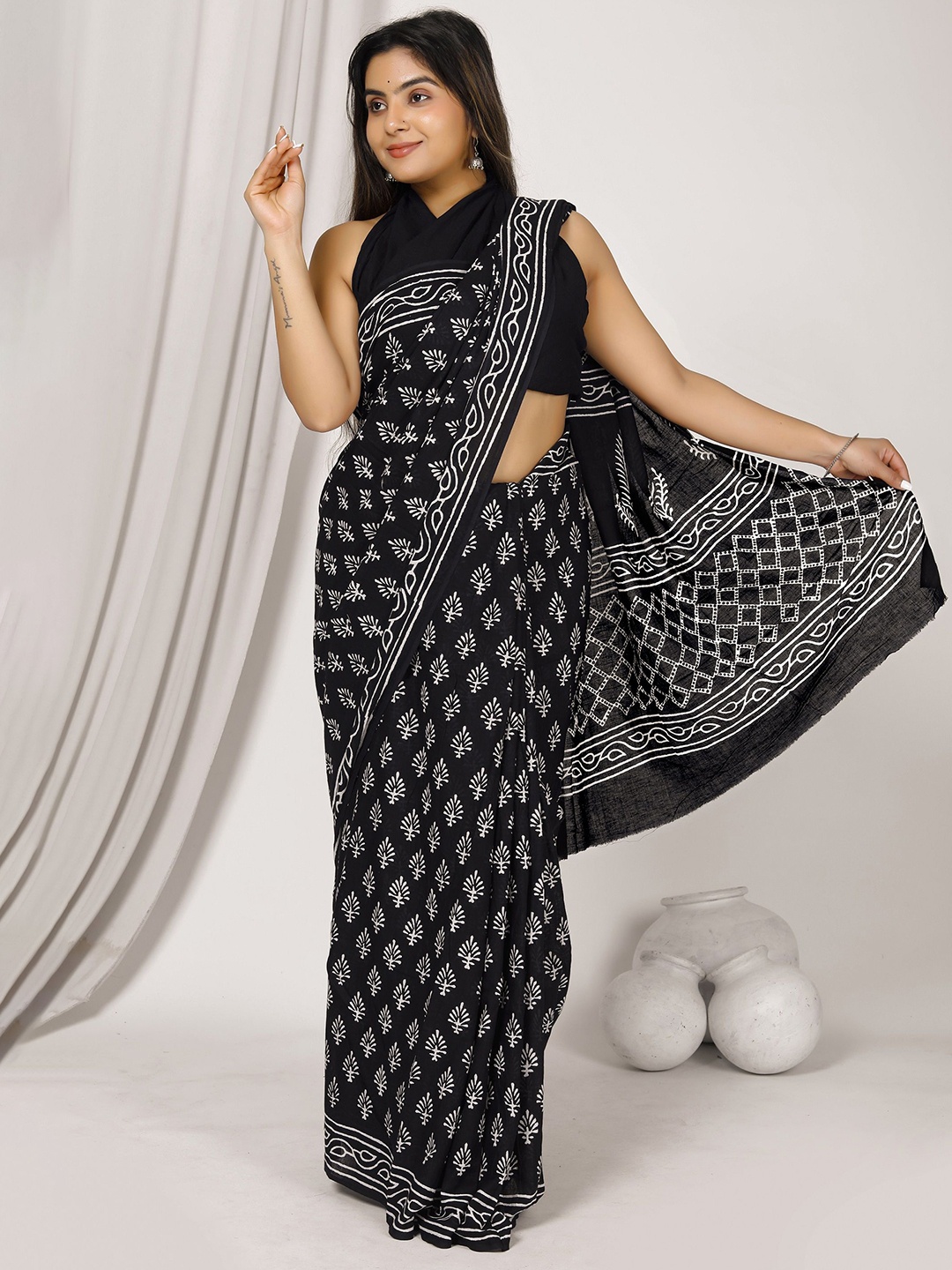 

JAIPURI PRINT Pure Cotton Ikat Saree, Black