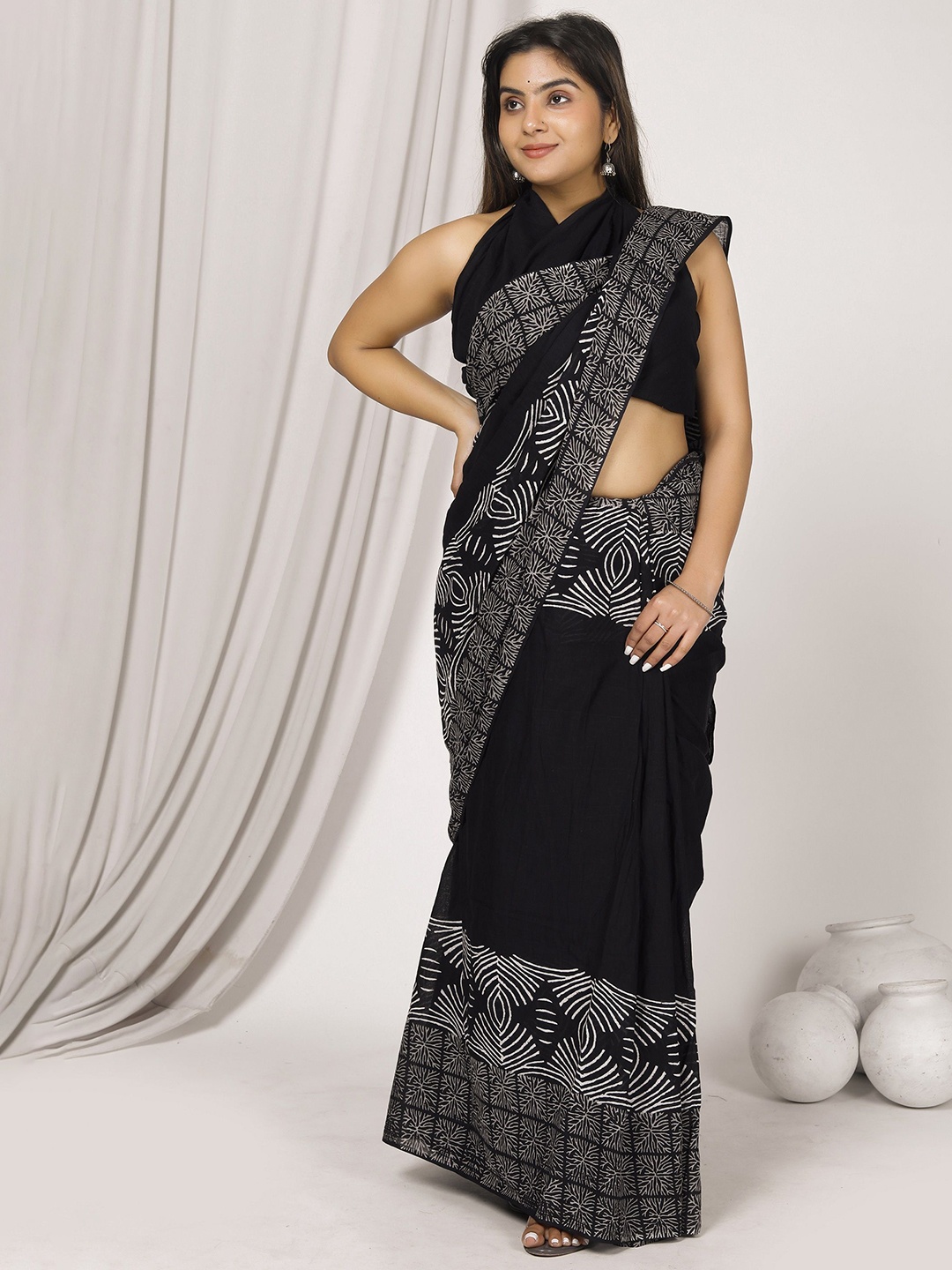 

JAIPURI PRINT Floral Pure Cotton Ikat Saree, Black