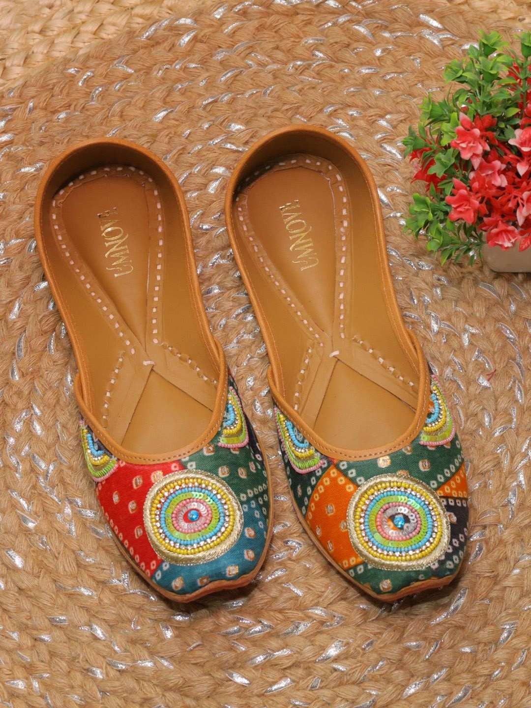 

UMNOVE Women Ethnic Mojaris Flats, Multi