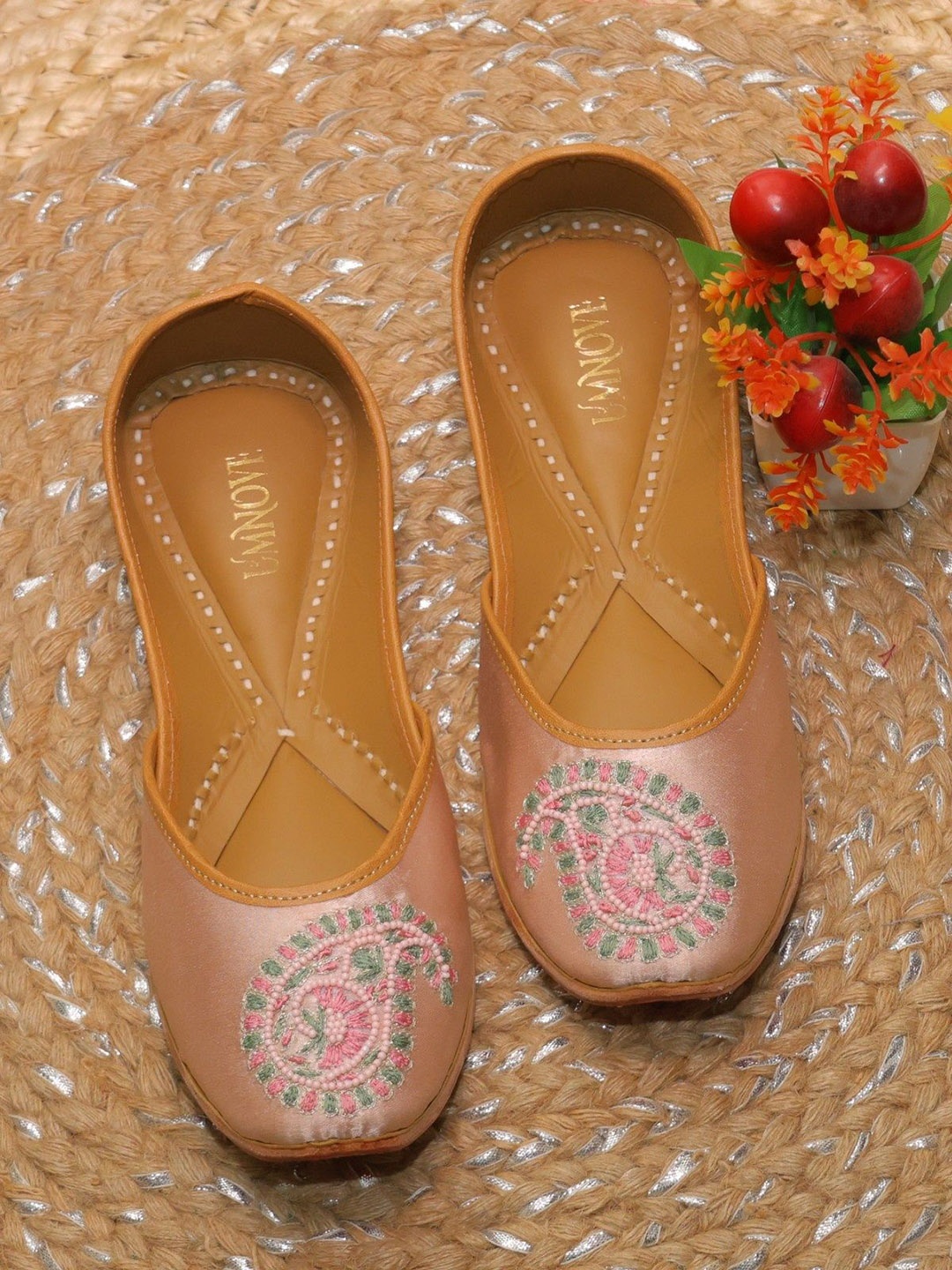 

UMNOVE Women Printed Ethnic Mojaris Flats, Rose gold