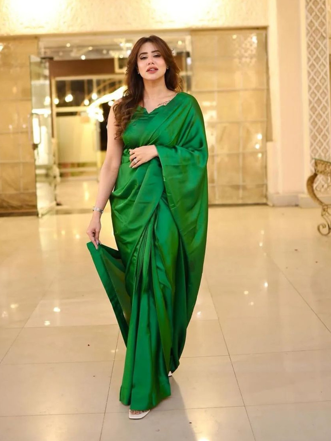 

AVANSHEE Satin Saree, Green