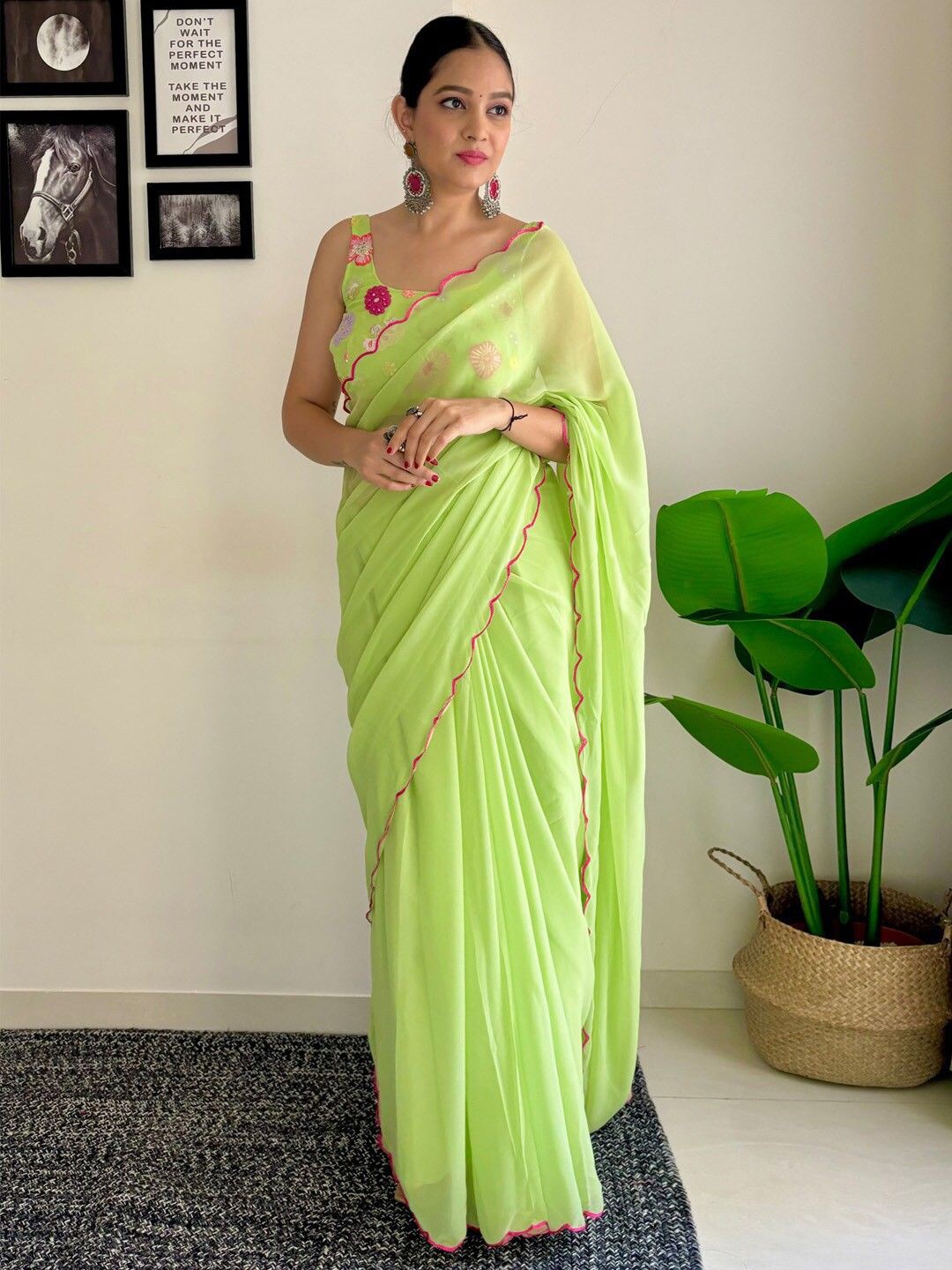 

AVANSHEE Embroidered Saree, Green