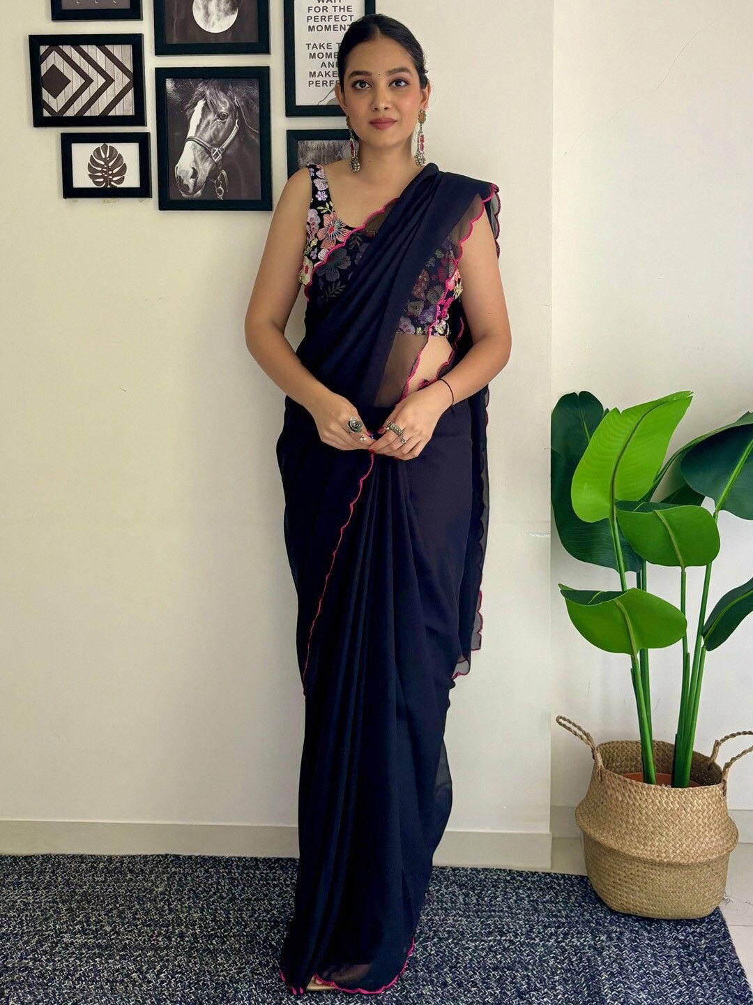 

AVANSHEE Embroidered Saree, Navy blue