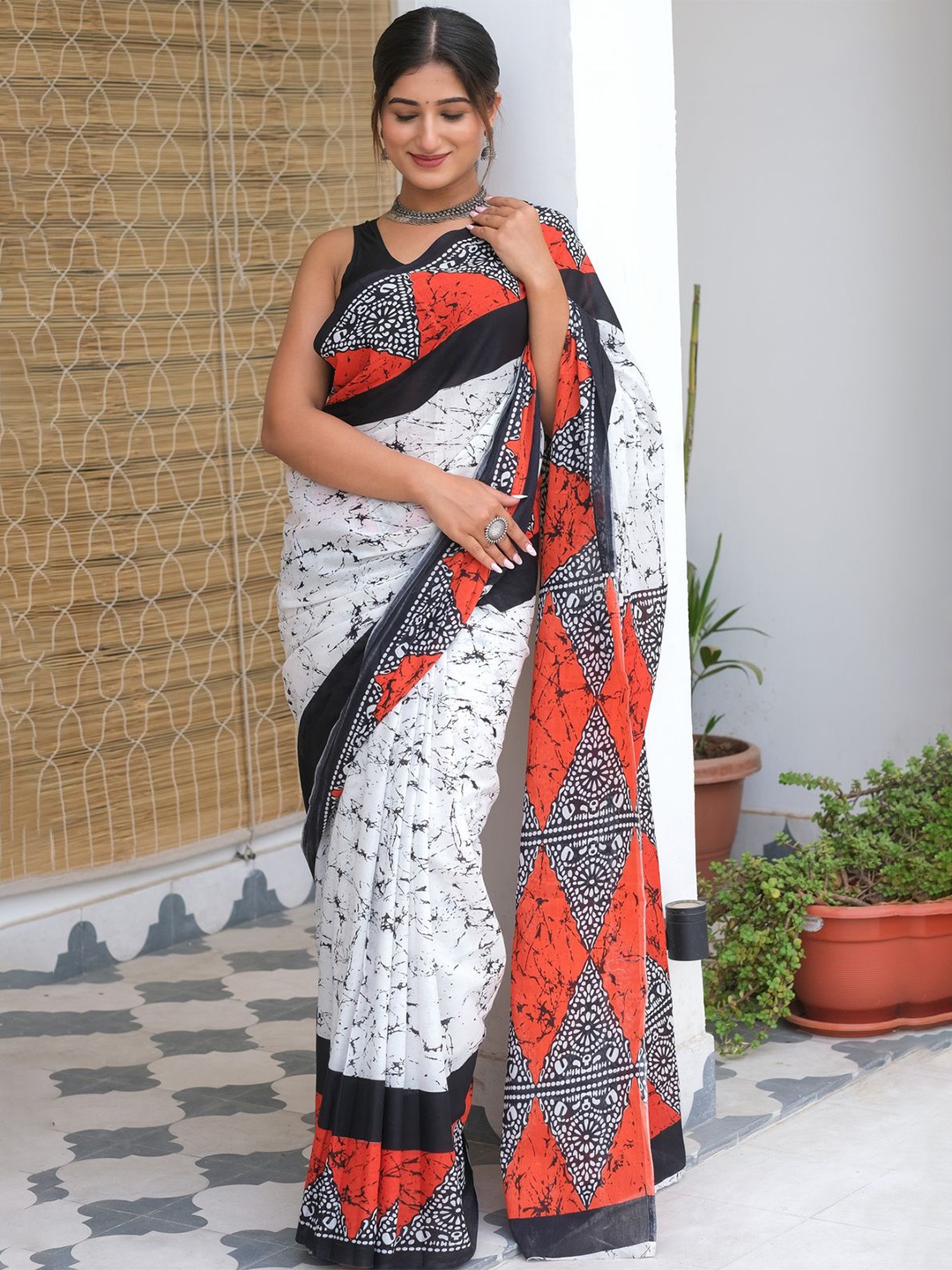 

JAIPURI PRINT Batik Pure Cotton Block Print Saree, White