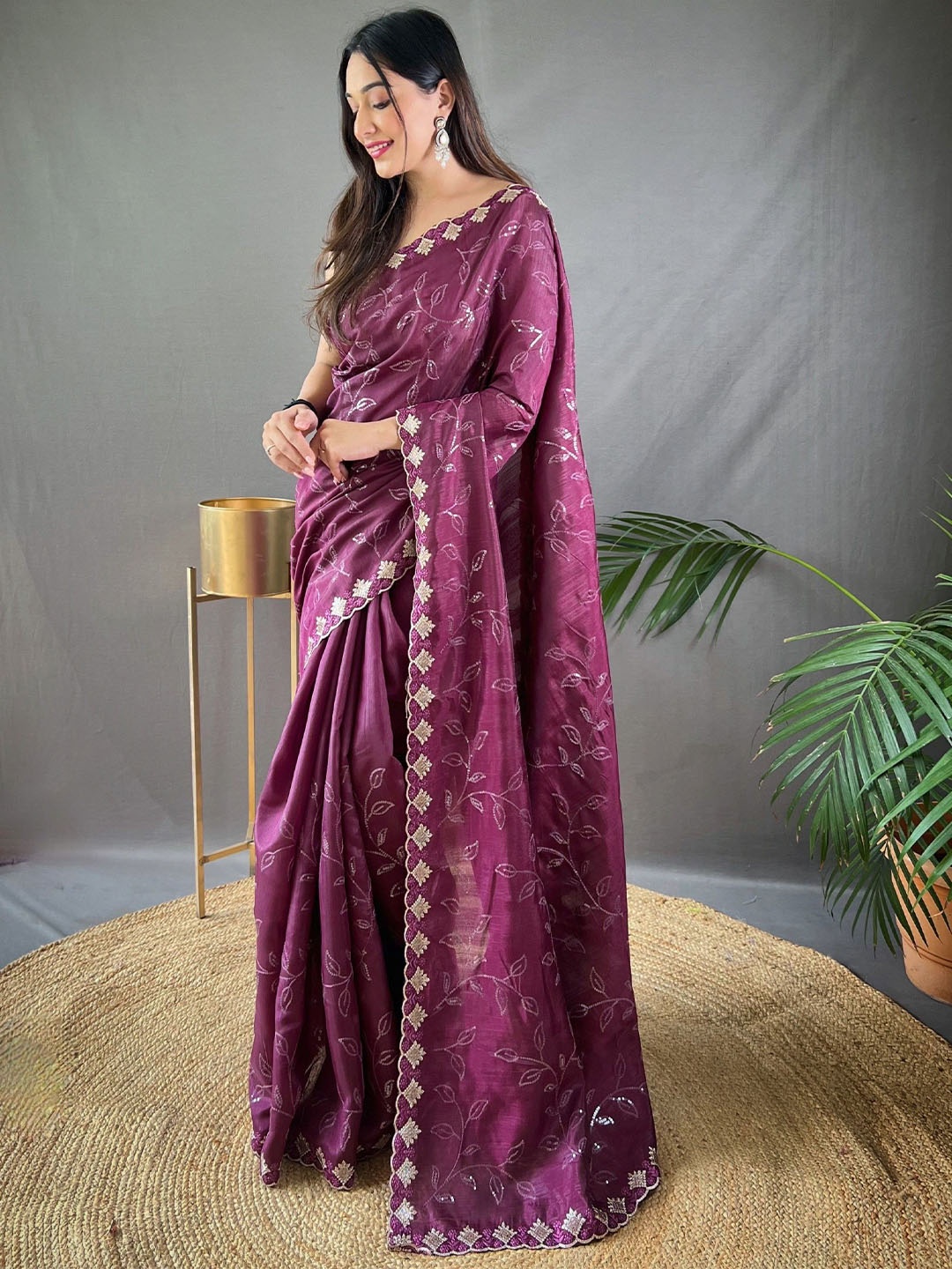

Munir Floral Embroidered Saree, Magenta