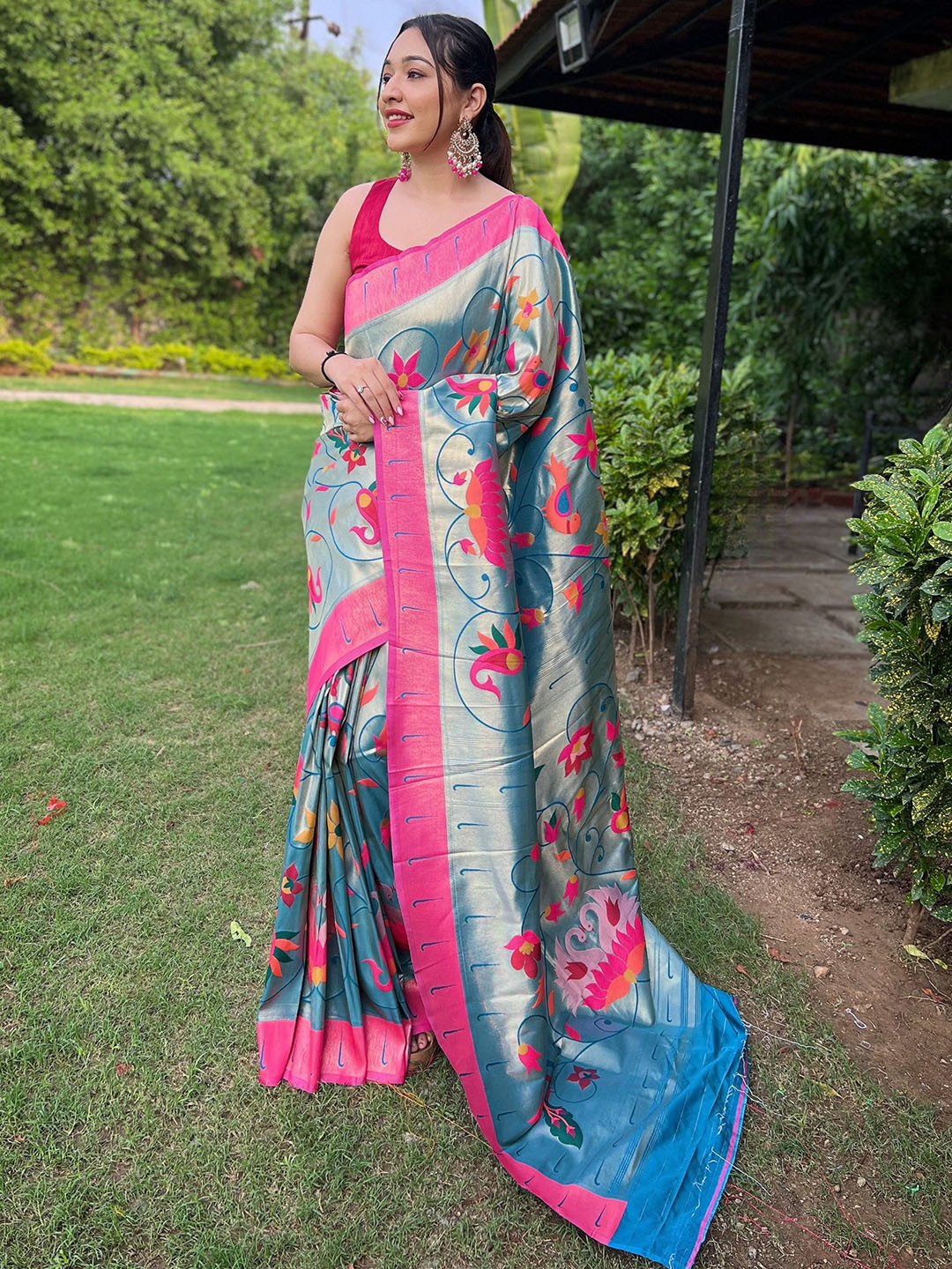 

Munir Floral Zari Paithani Saree, Navy blue