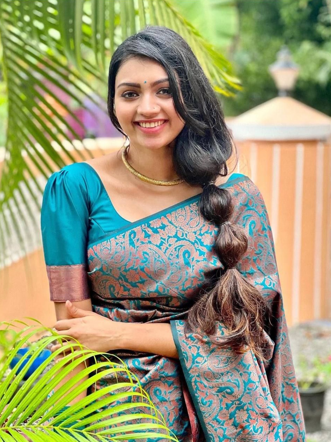 

Celeb Styles Woven Design Zari Saree, Teal