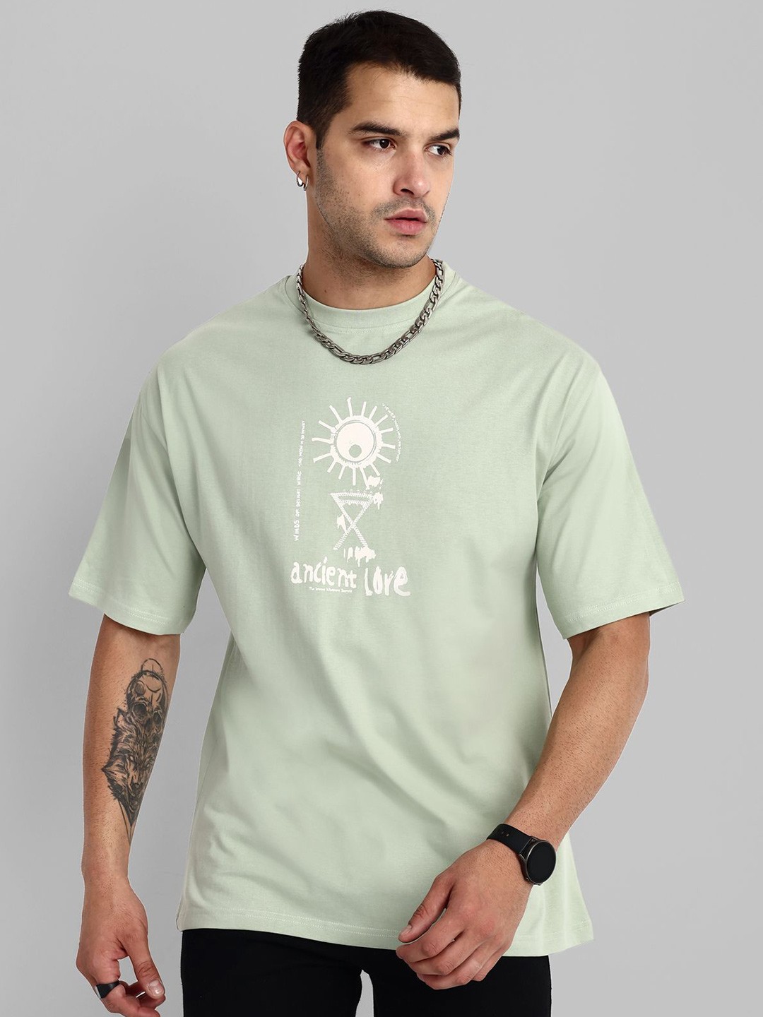 

TOMHIDDLE Men Typography Printed Raw Edge T-shirt, Green