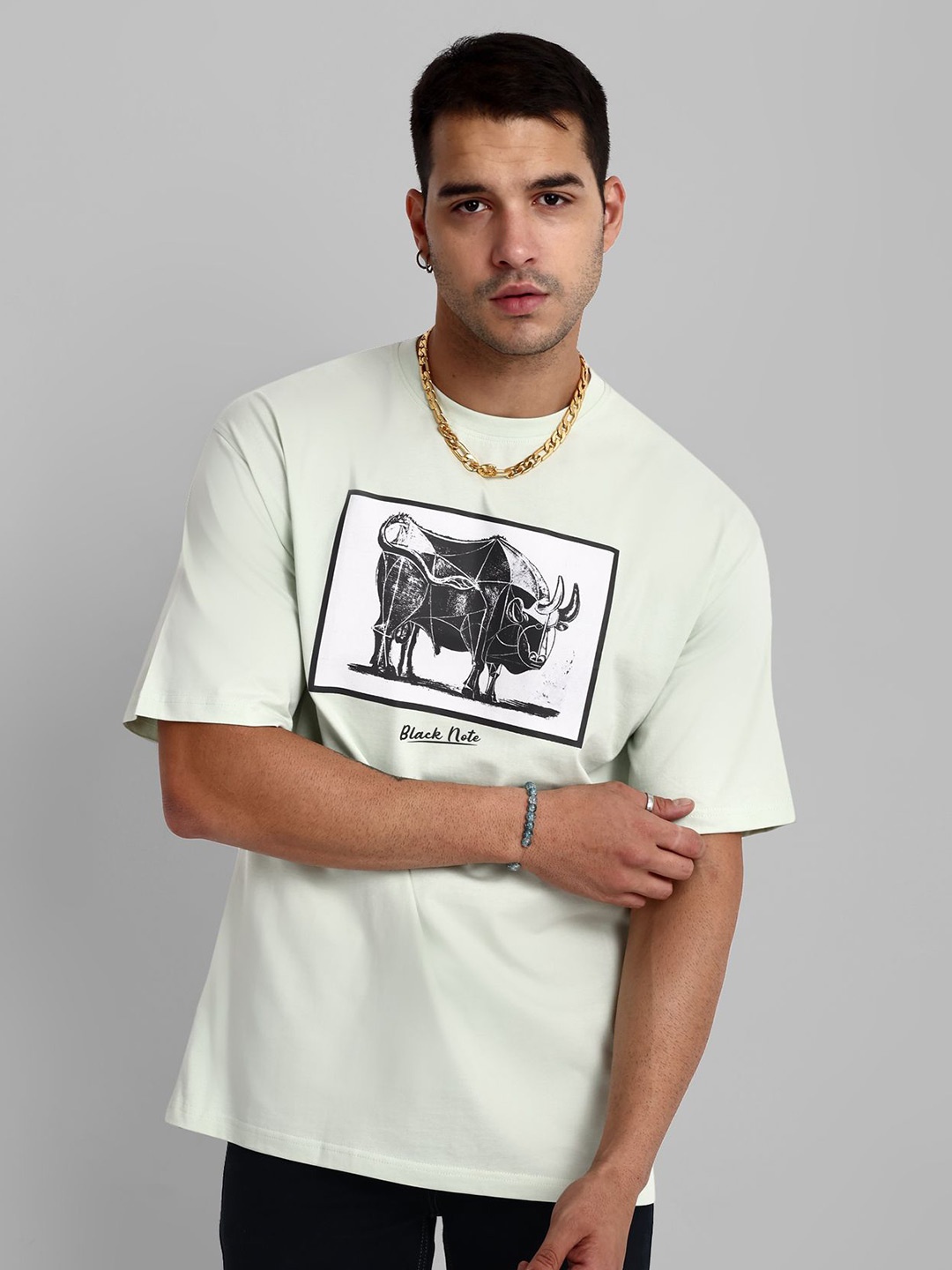 

TOMHIDDLE Men Typography Printed Applique T-shirt, Beige