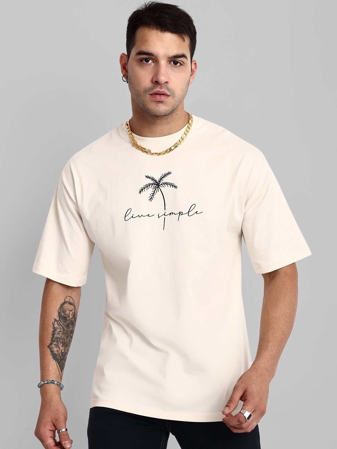 

TOMHIDDLE Men Typography Printed Raw Edge T-shirt, Off white