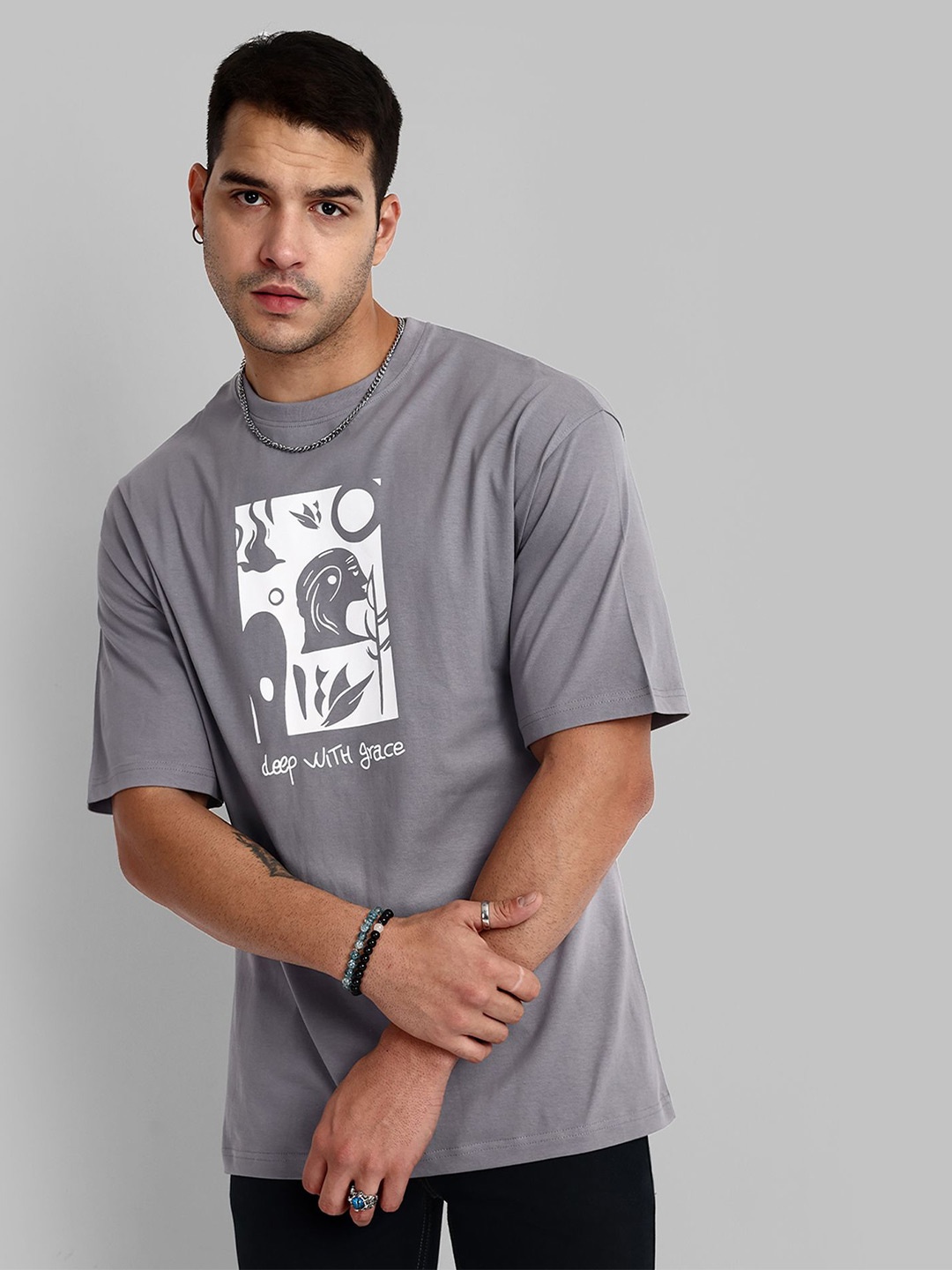

TOMHIDDLE Men Printed Raw Edge T-shirt, Grey