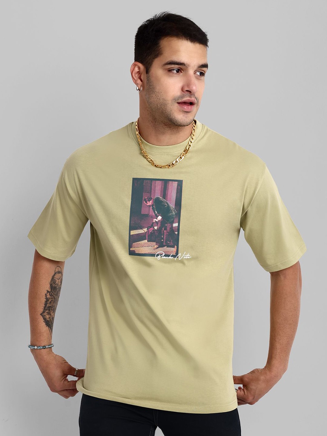 

TOMHIDDLE Men Typography Printed Pockets T-shirt, Olive