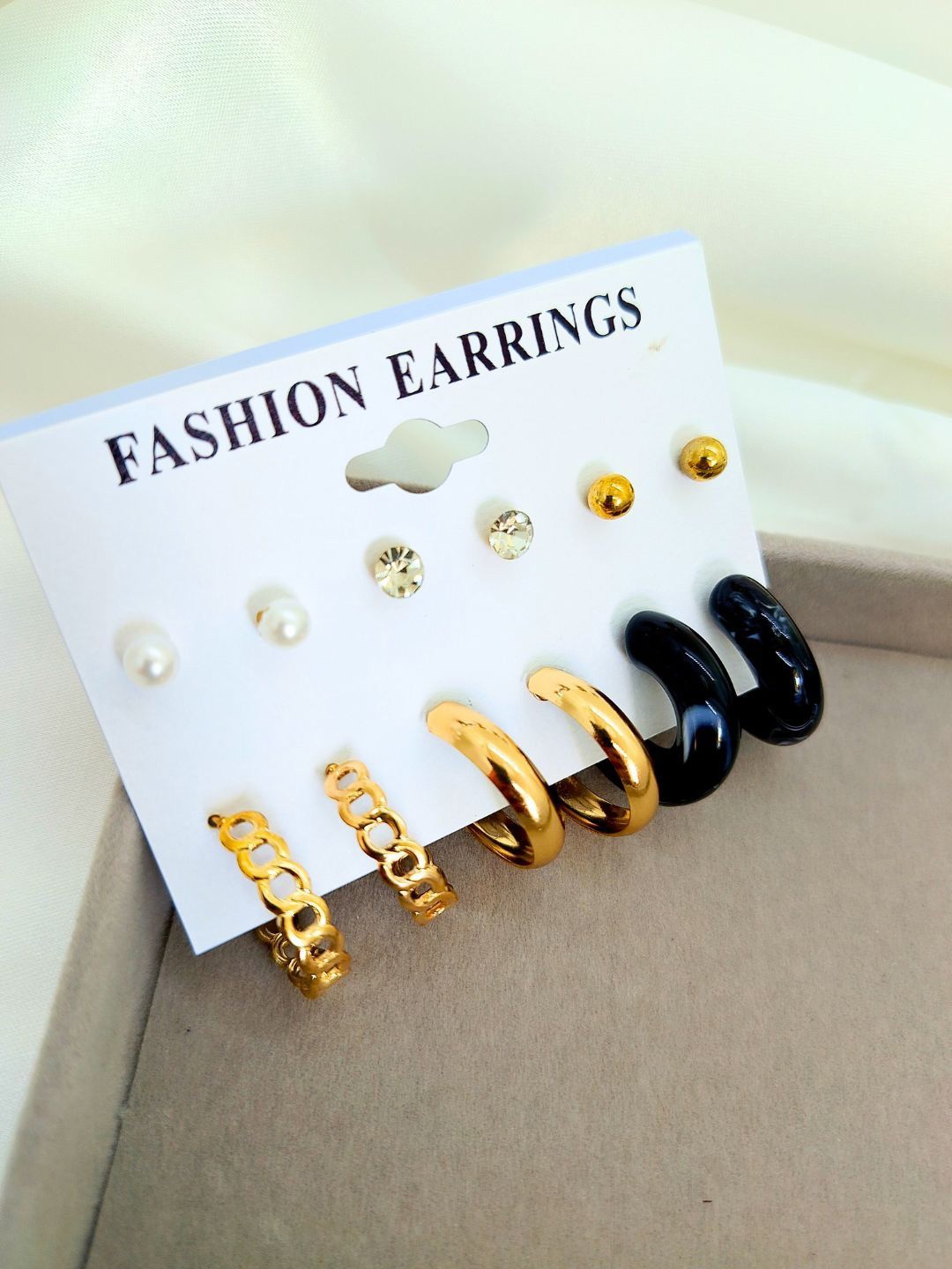 

DressBerry Contemporary Studs Earrings, Gold