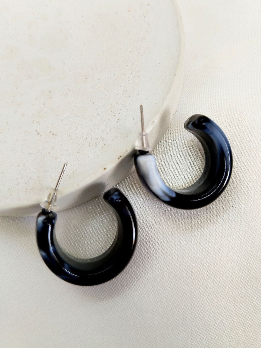 

DressBerry Contemporary Half Hoop Earrings, Black