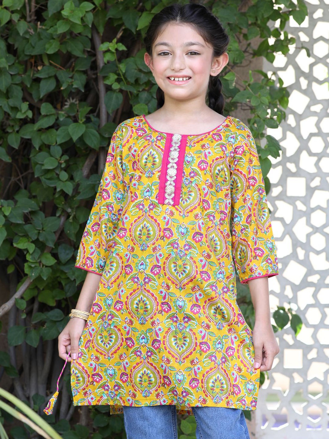 

Sangria Floral Printed Cotton Straight Kurti, Yellow