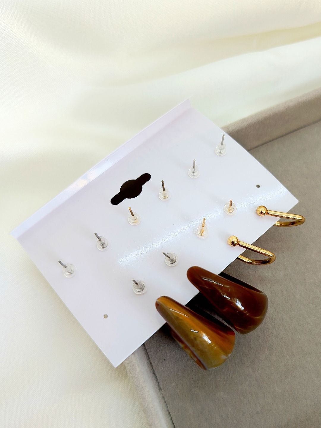 

DressBerry Contemporary Studs Earrings, Gold