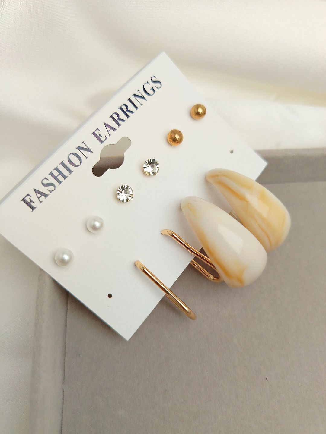 

DressBerry Contemporary Studs Earrings, Gold