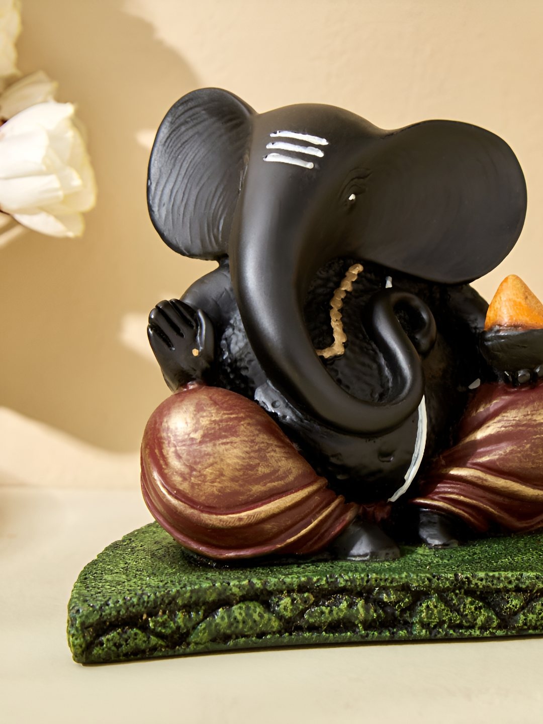 

Home Centre Black Religious Idol Showpiece