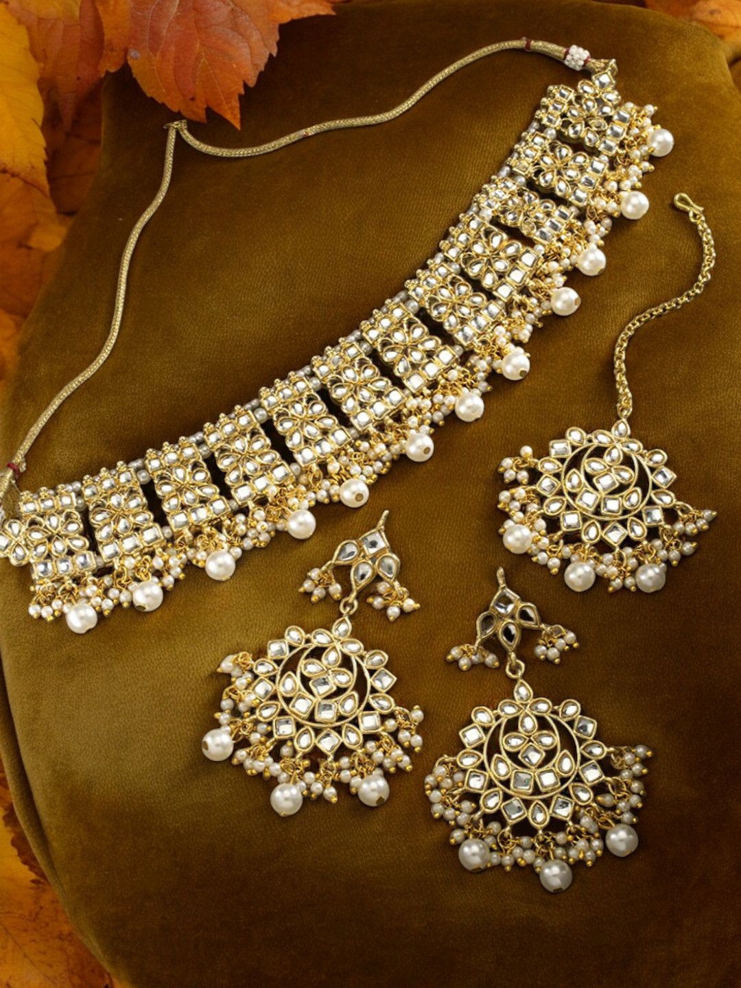 

OOMPH Kundan -Studded & Beaded Jewellery Set, Gold