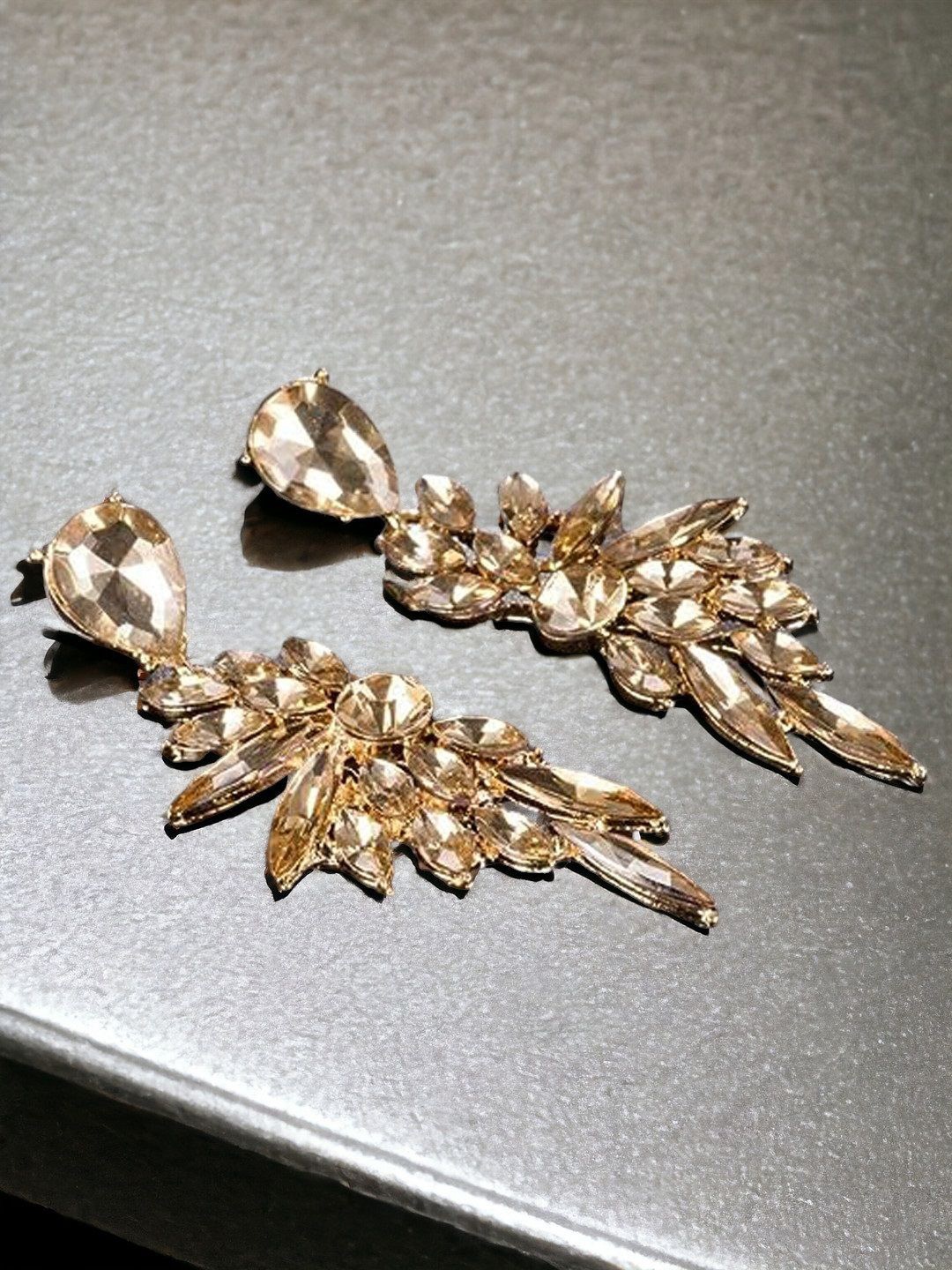 

OOMPH Leaf Shaped Ear Cuff Earrings, Gold