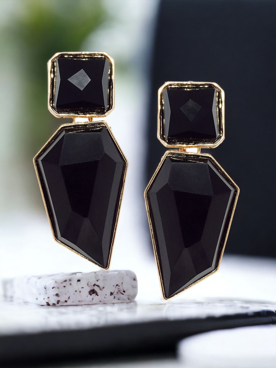 

OOMPH Geometric Drop Earrings, Black