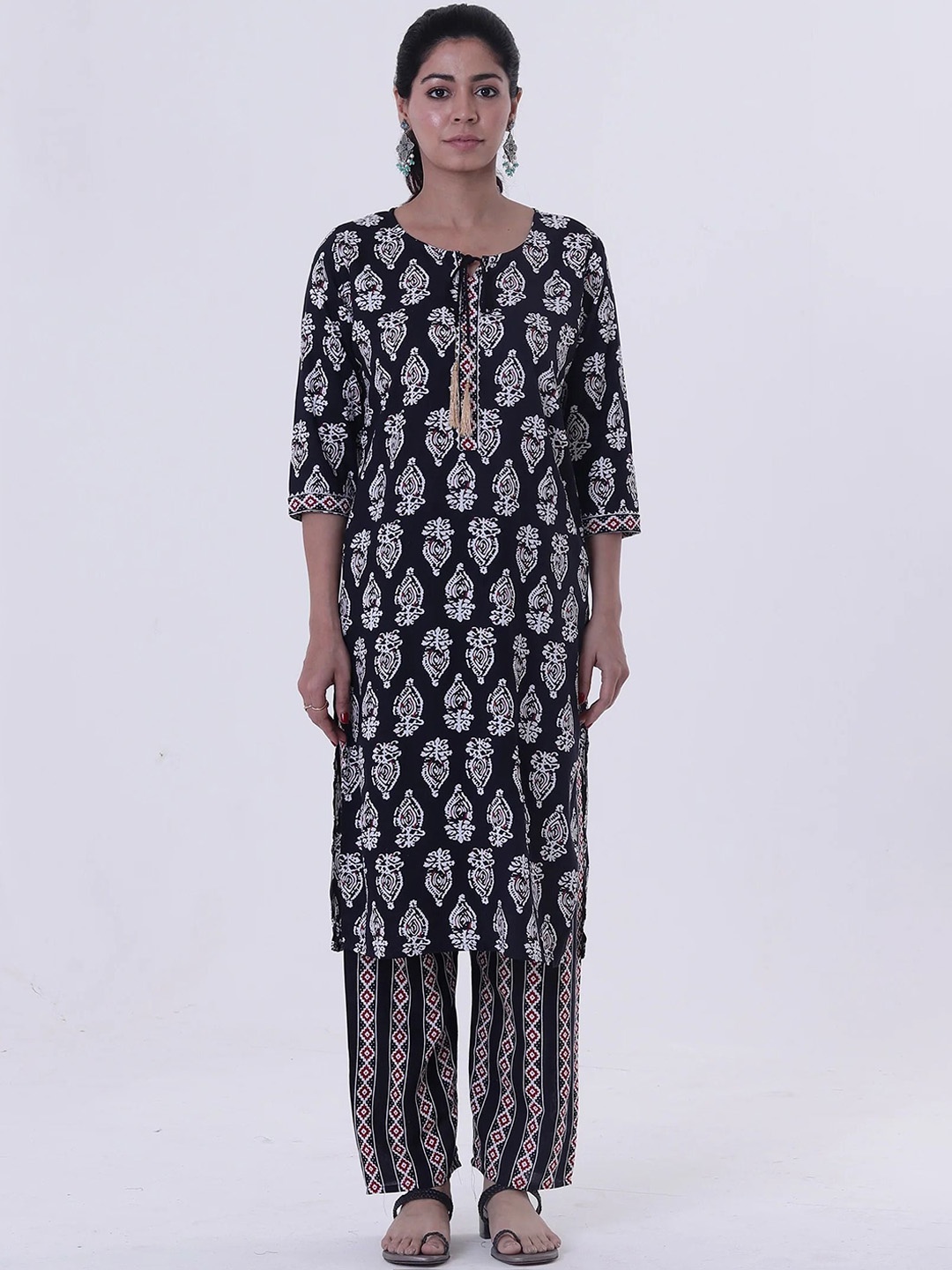 

TJORI Women Paisley Printed Kurta, Black