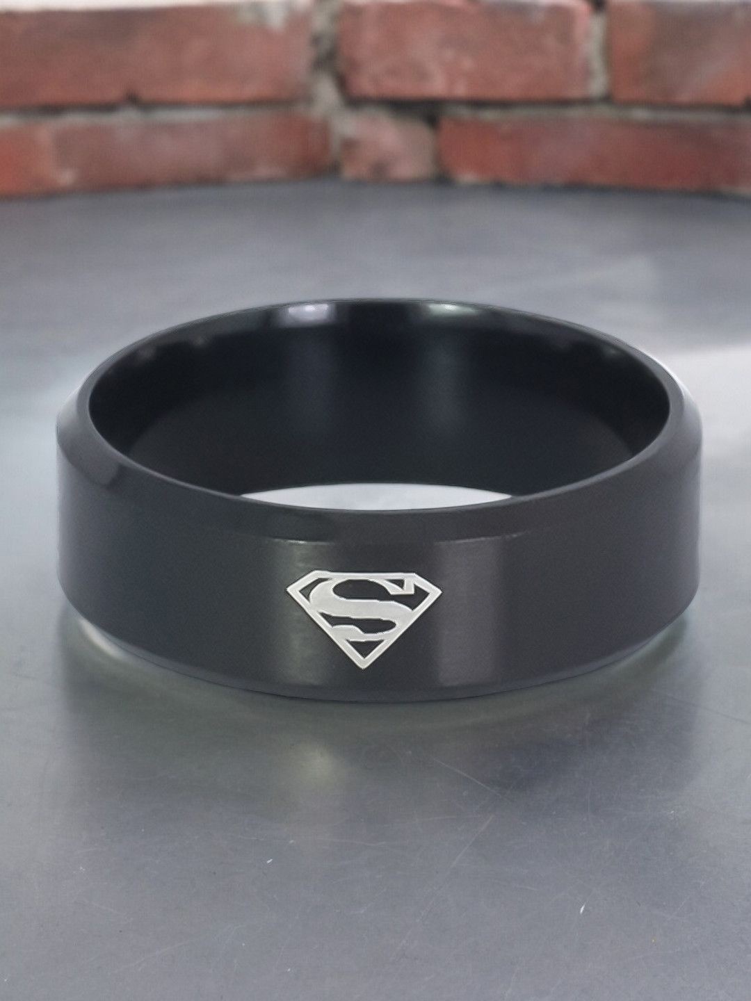 

OOMPH Titanium Superman Finger Ring, Black