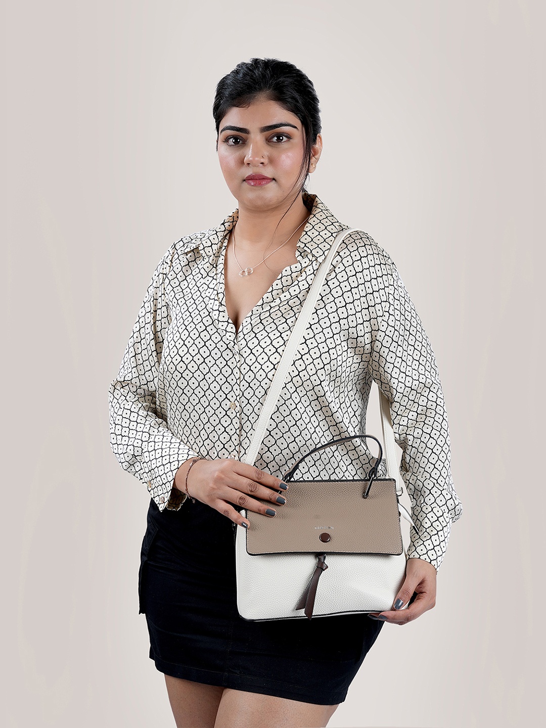 

Mochi Colourblocked Bucket Handheld Bag with Tasselled, Off white