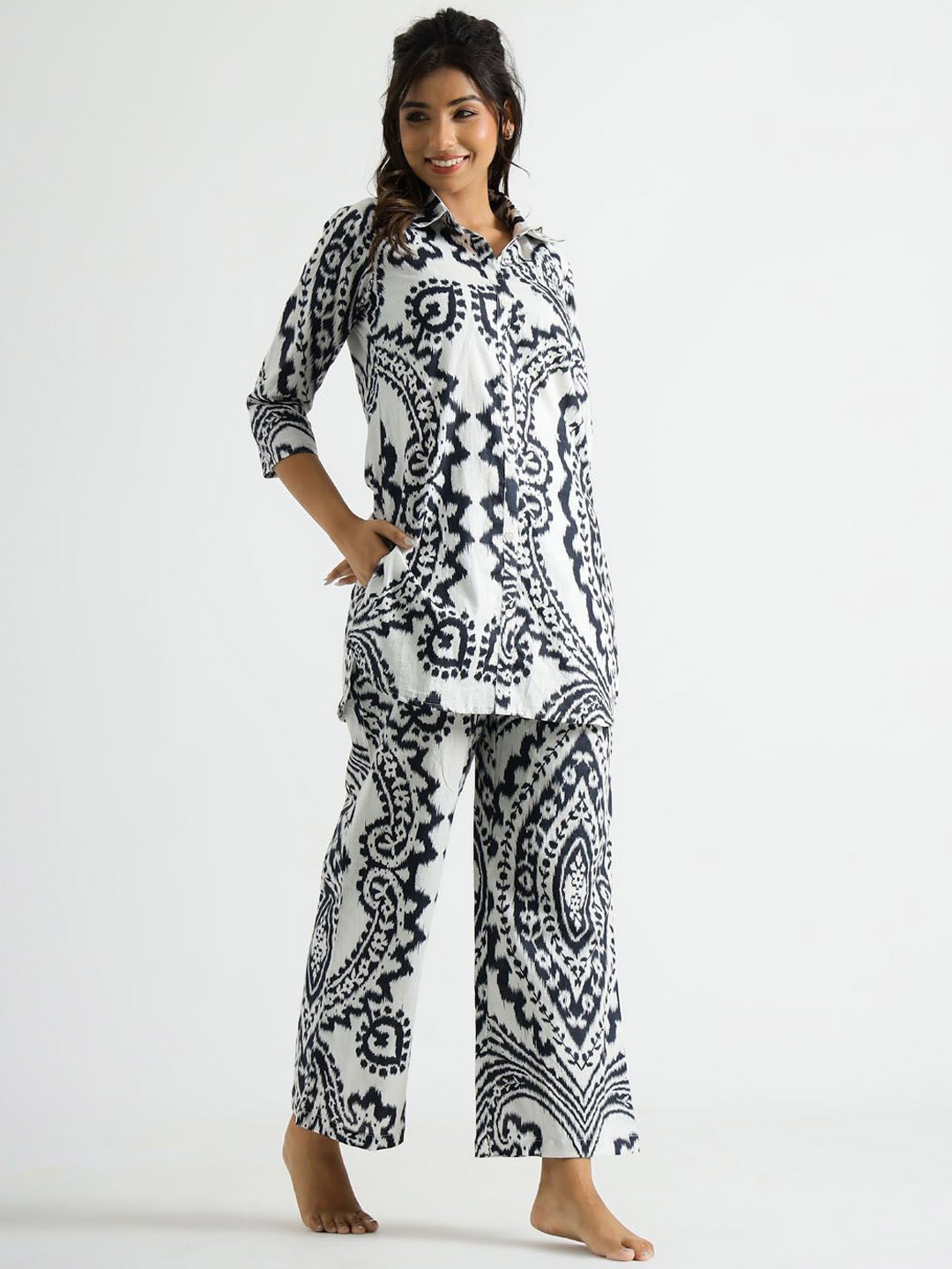 

Meena Bazaar Women Floral Printed Regular Kurti with Trousers, Black