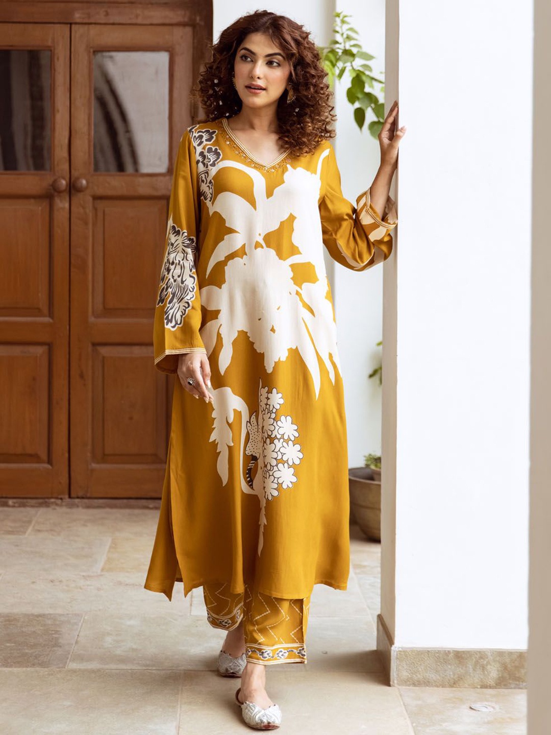 

Meena Bazaar Women Floral Printed Regular Kurta with Trousers, Mustard