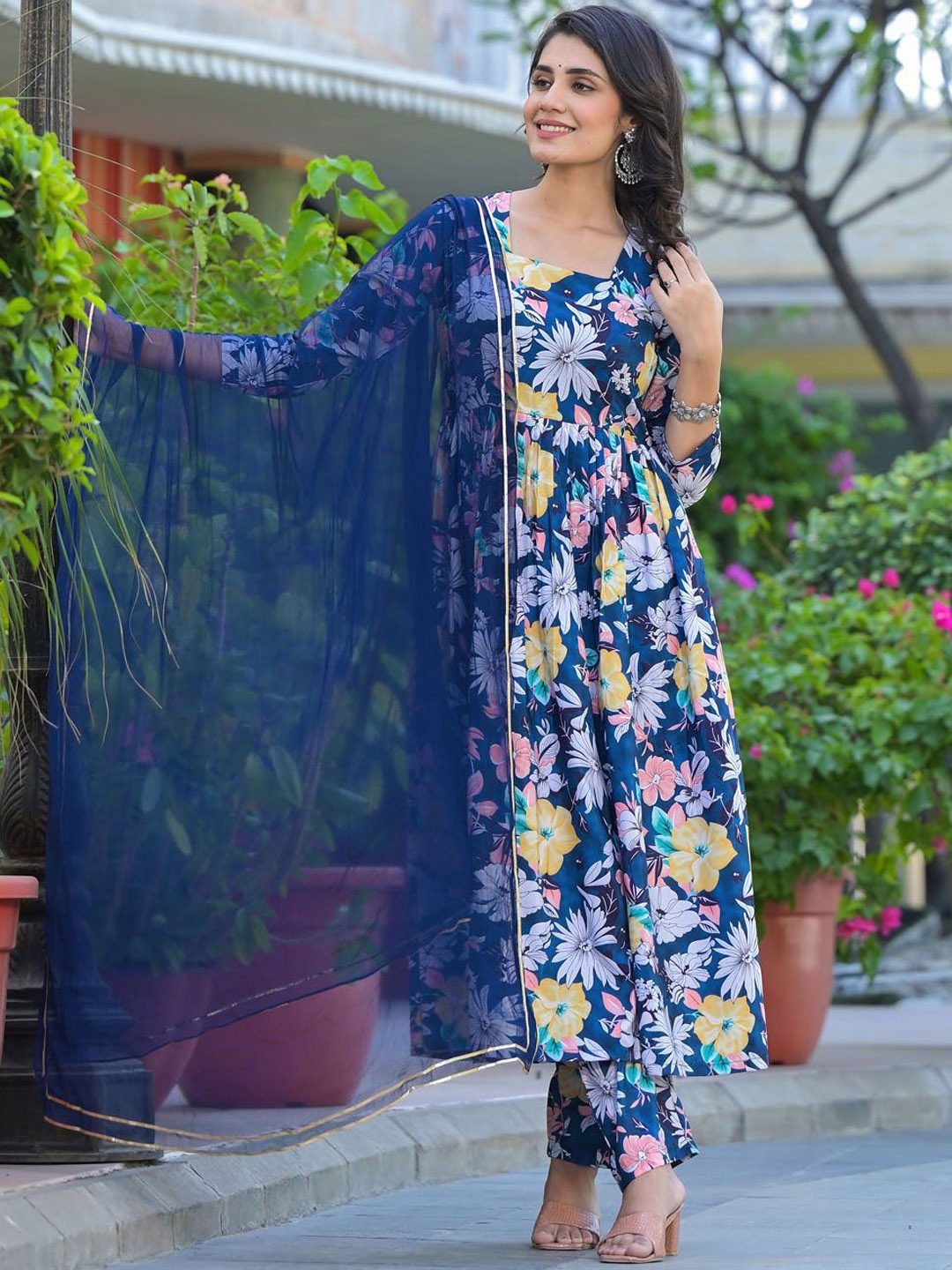 

Meena Bazaar Women Floral Printed Regular Kurta with Trousers & With Dupatta, Navy blue