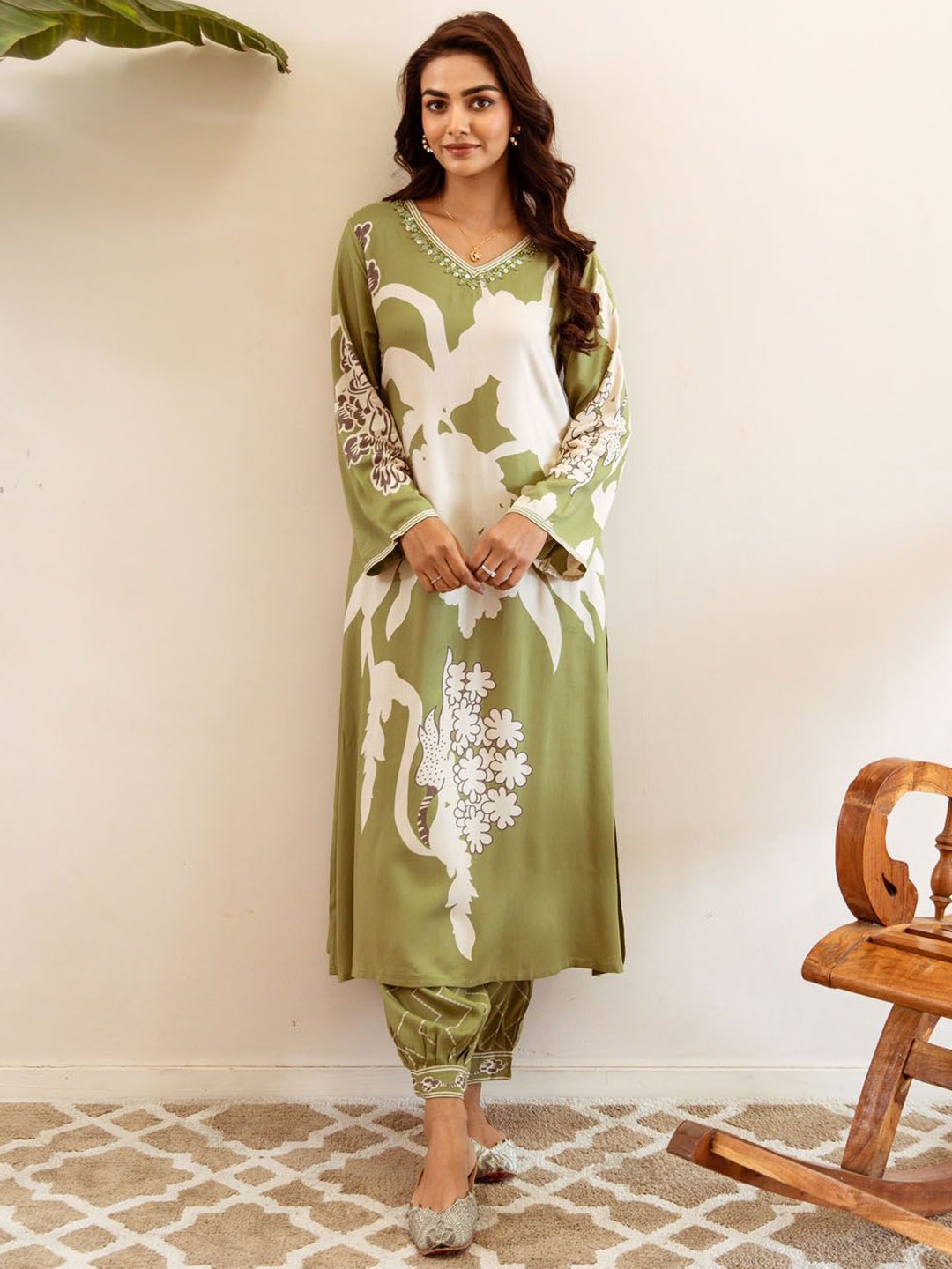 

Meena Bazaar Women Floral Printed Regular Kurta with Trousers, Green