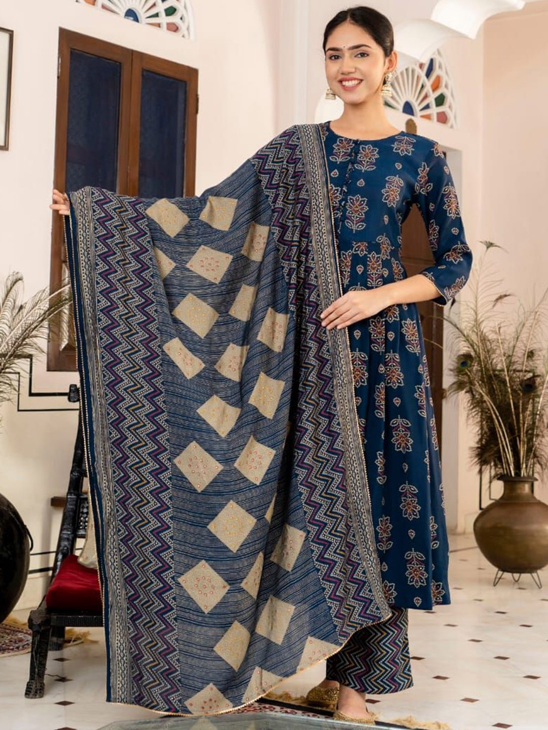 

VASVI Women Floral Printed Regular Kurta with Palazzos & With Dupatta, Blue