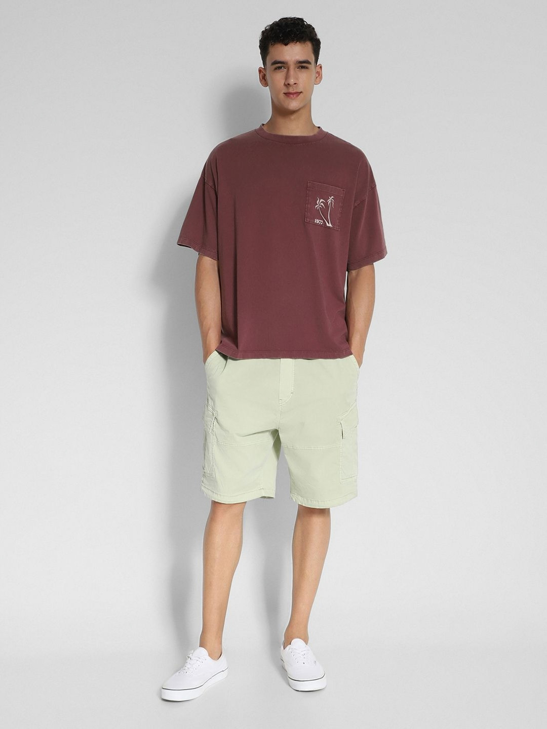 

AMERICAN EAGLE OUTFITTERS Men Typography Drop-Shoulder Sleeves Pockets T-shirt, Burgundy