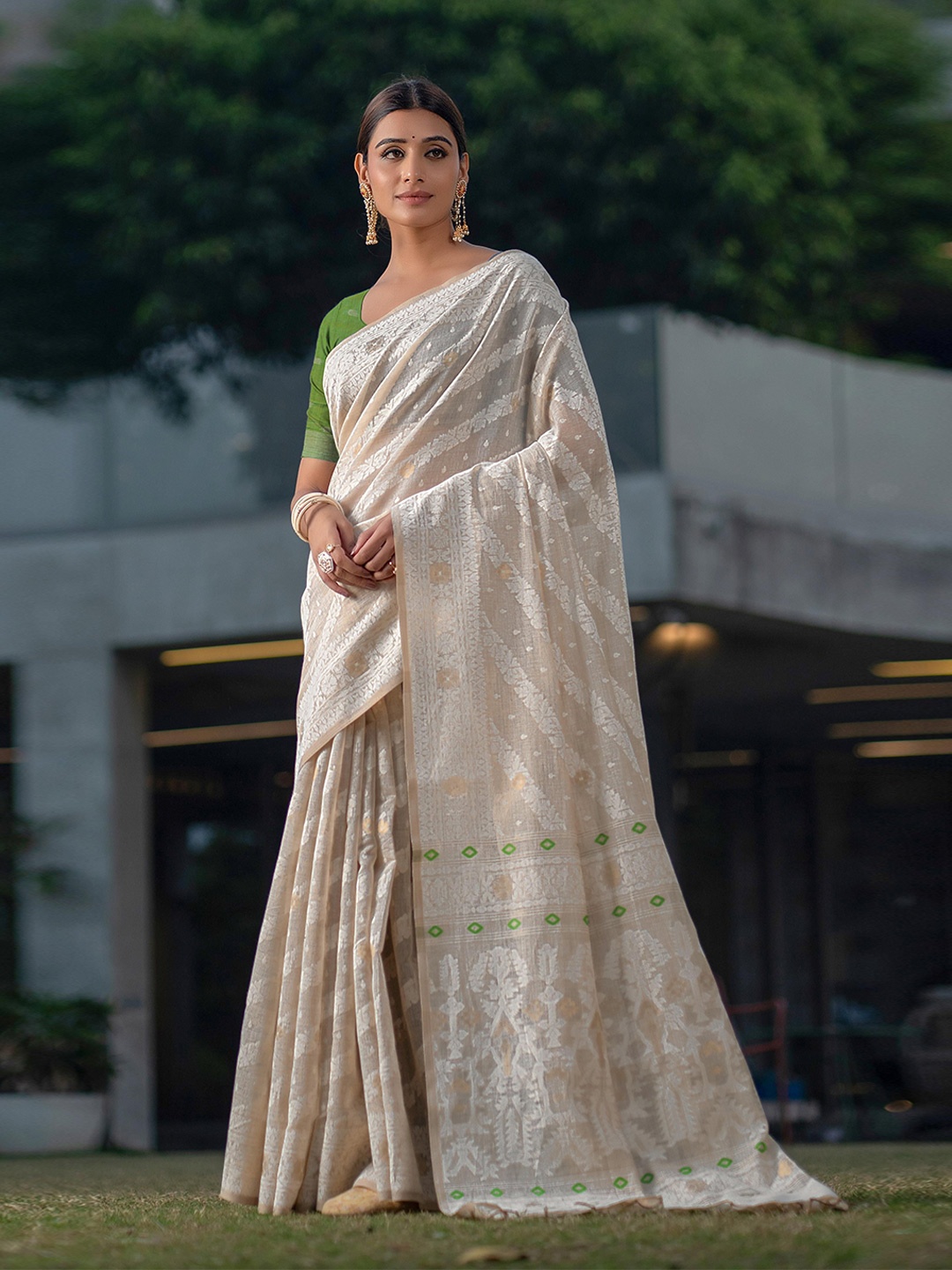 

HEER FASHION Woven Design Zari Jamdani Saree, White