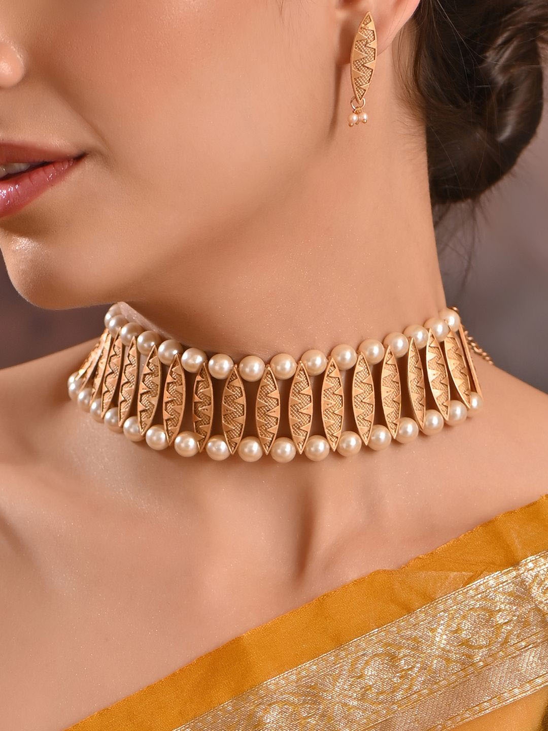 

Fida Gold-Plated Kundan-Studded & Pearl Beaded Jewellery Set