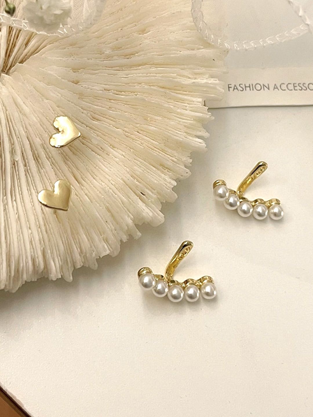 

VAGHBHATT Classic Studs Earrings, White