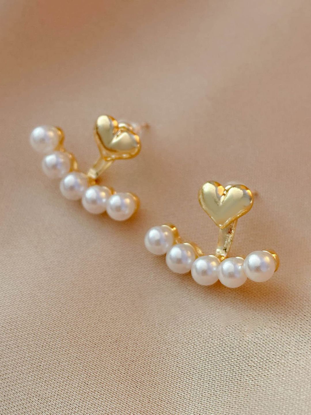 

VAGHBHATT Classic Studs Earrings, White