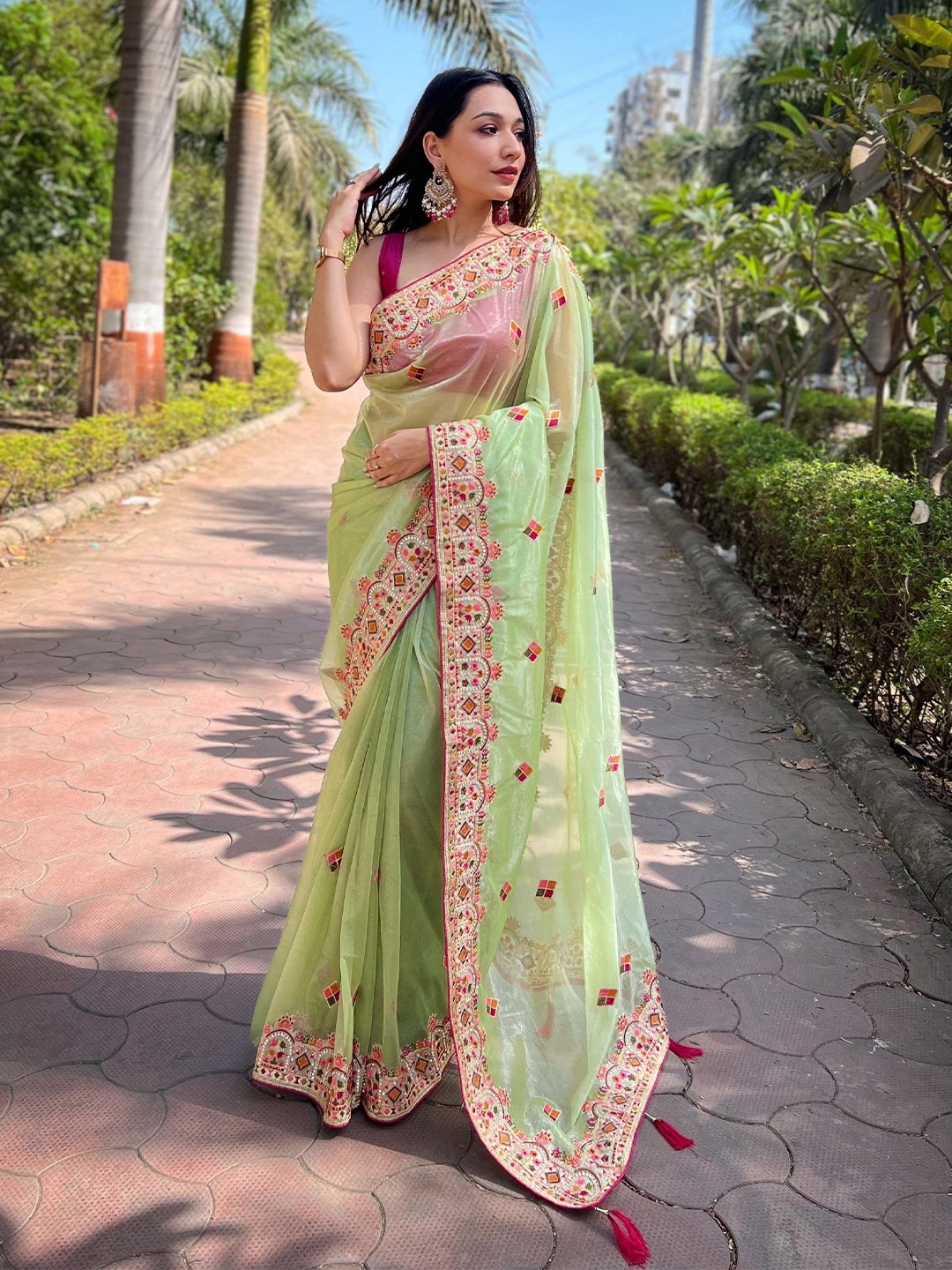 

Munir Floral Embroidered Net Saree, Green