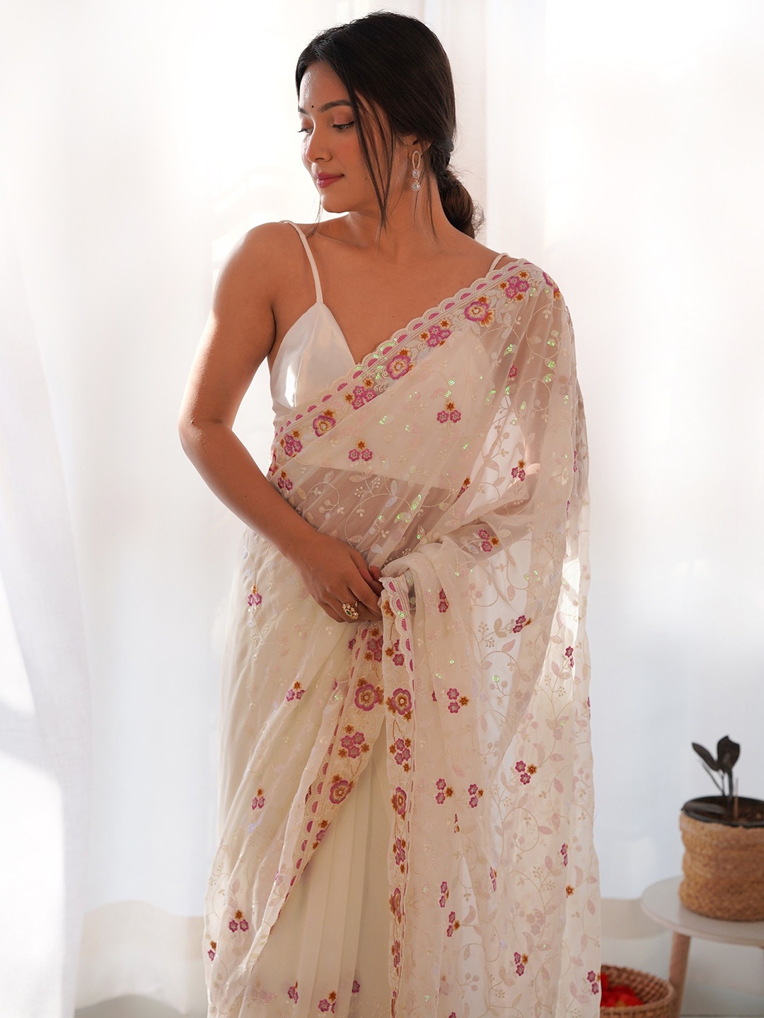 

Munir Floral Sequinned Pure Georgette Saree, Off white