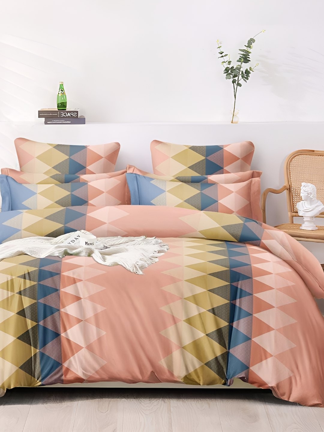 

Bajo's Peach-Coloured & Blue Geometric 350 TC King Bedsheet with 4 Pillow Covers