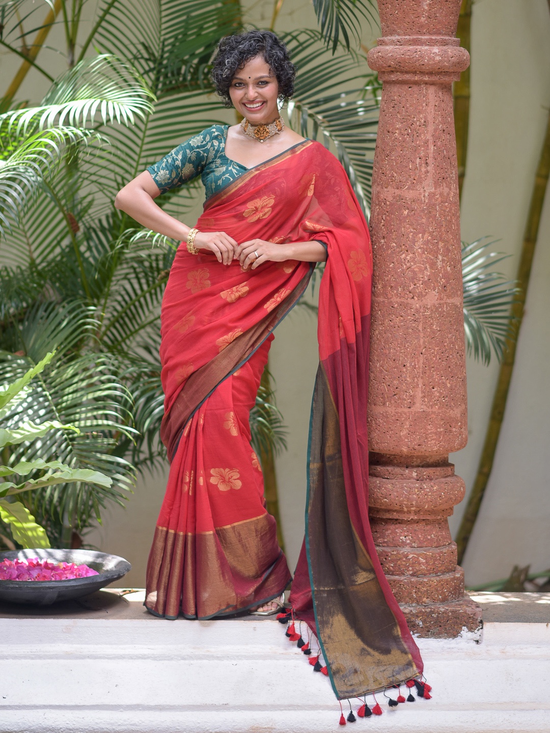 

Suta Woven Design Zari Pure Cotton Saree, Red