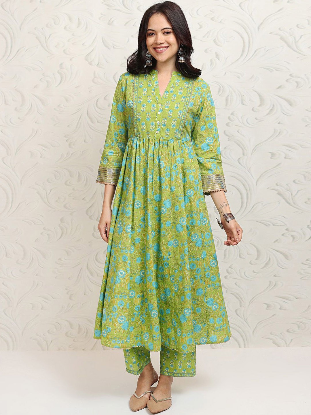 

Vishudh Women Floral Printed Regular Pure Cotton Kurta with Trousers, Green