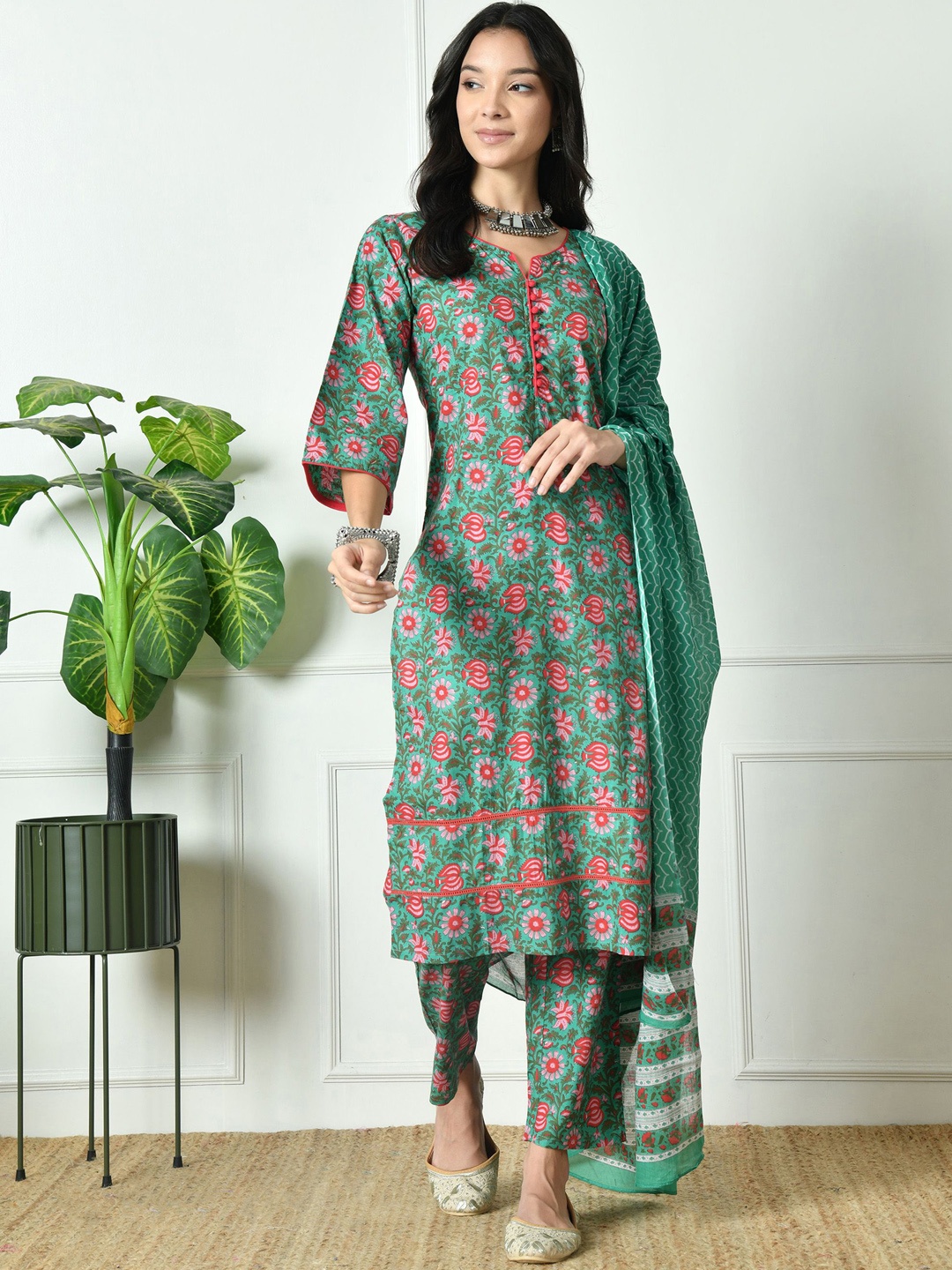 

Laado - Pamper Yourself Women Floral Printed Regular Pure Cotton Kurta with Trousers & With Dupatta, Green