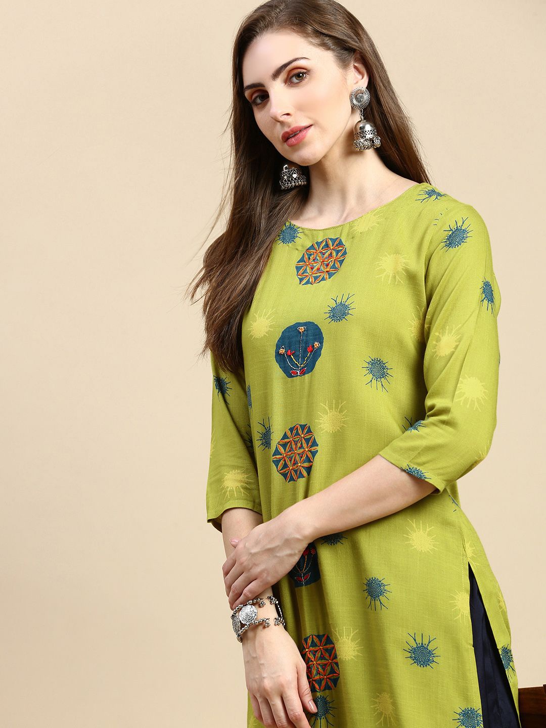 

SHOWOFF Women Embroidered Keyhole Neck Thread Work Floral Kurta, Green