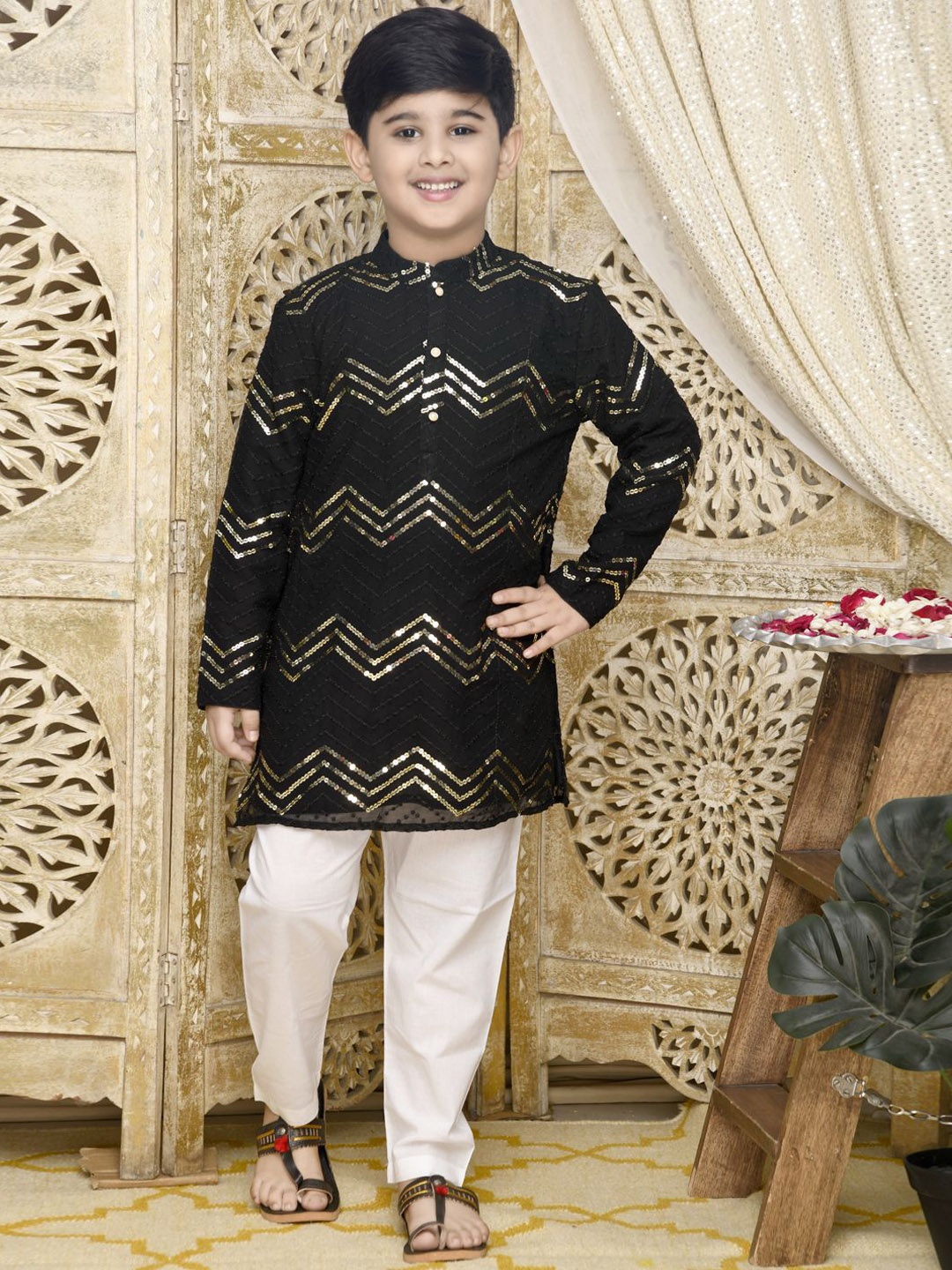 

SAKA DESIGNS Boys Embroidered Regular Sequinned Kurta with Pyjamas, Black