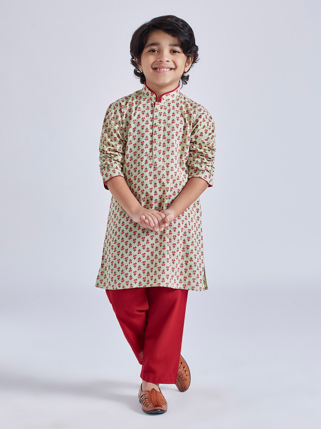

VASTRAMAY Boys Floral Printed Regular Pure Cotton Kurta with Pyjamas, Green