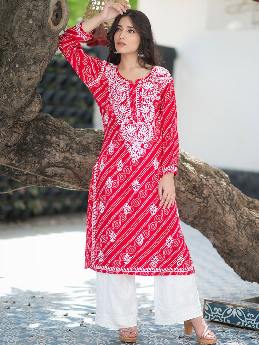 

Rangreza Ethnic Women Printed Thread Work Handloom Kurta, Red